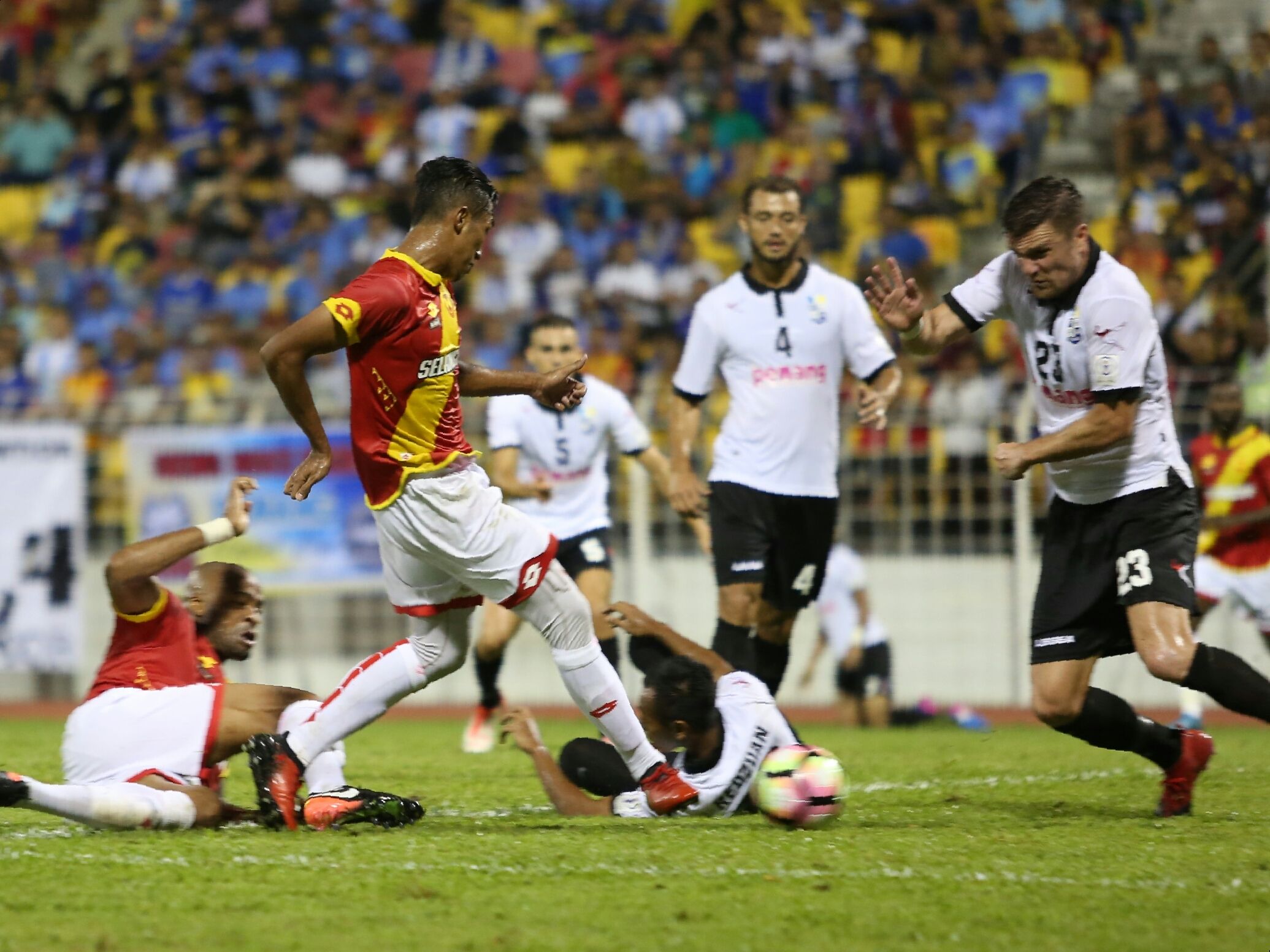 Selangor's Adam Nor Azlin (in red, standing) scores against Pulau Pinang 21/1/2017