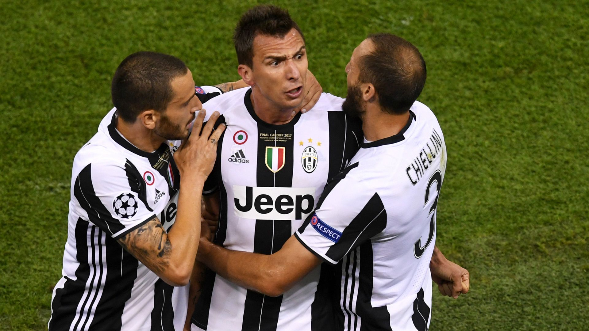 Mario Mandzukic Leonardo Bonucci Juventus 2017