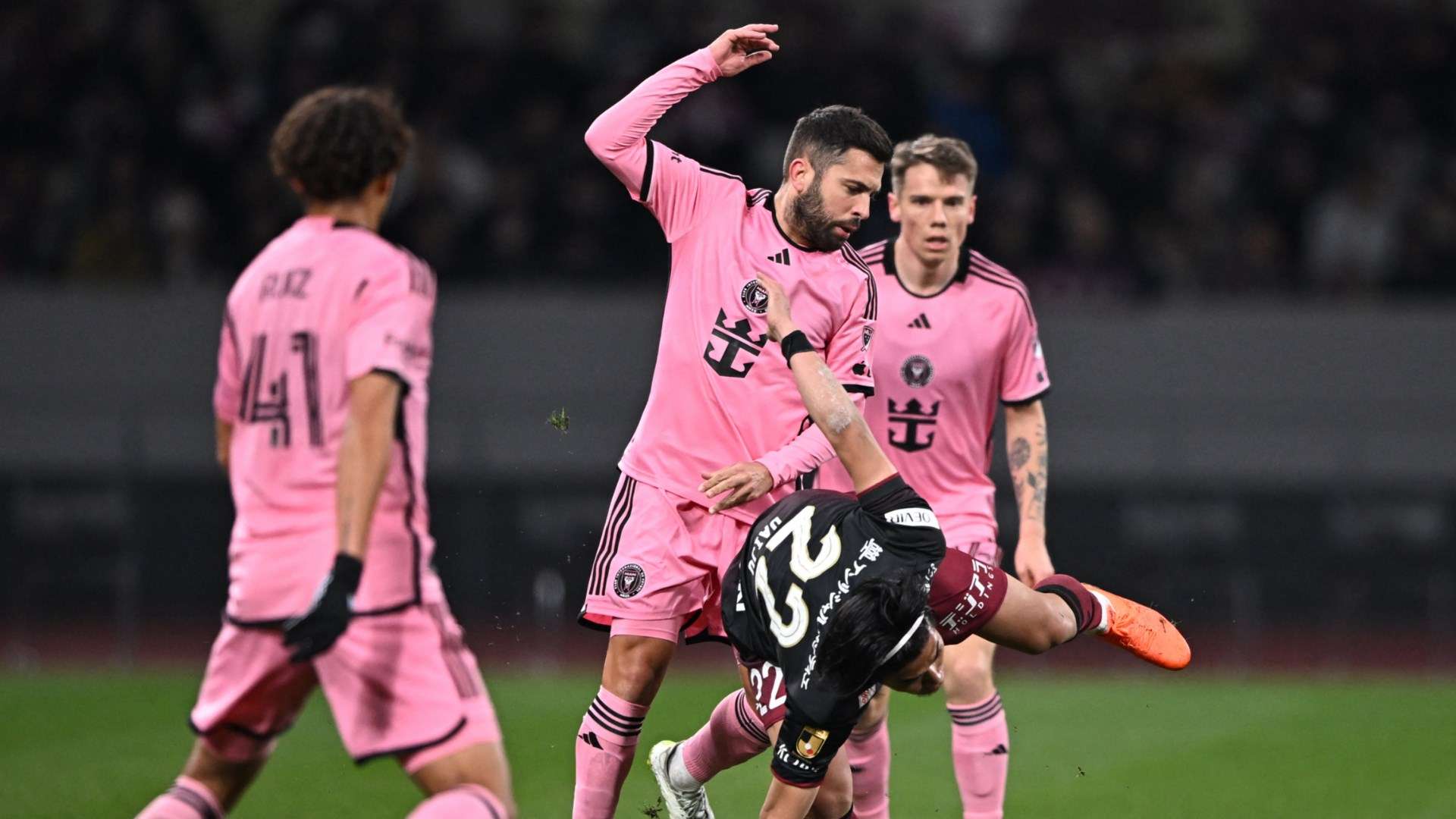Jordi Alba in action for Inter Miami in a friendly vs Vissel Kobe