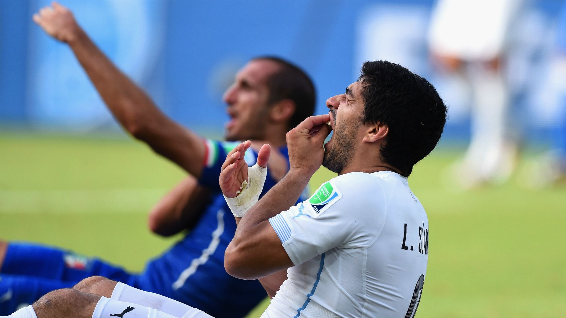 Giorgio Chiellini Luis Suarez Italy Uruguay FIFA World Cup Brazil Group D 24062014