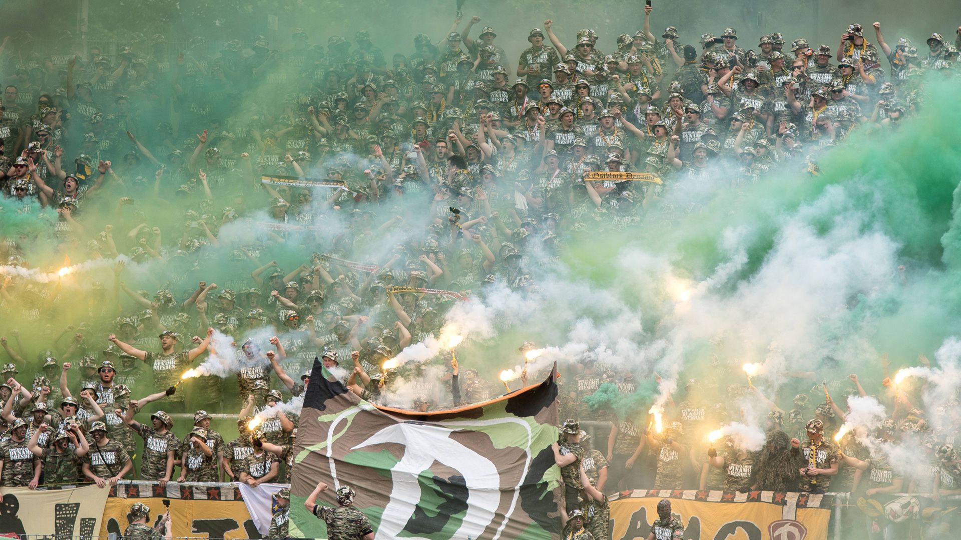 ONLY GERMANY Dynamo Dresden Fans 2. Bundesliga Karlsruhe 051317