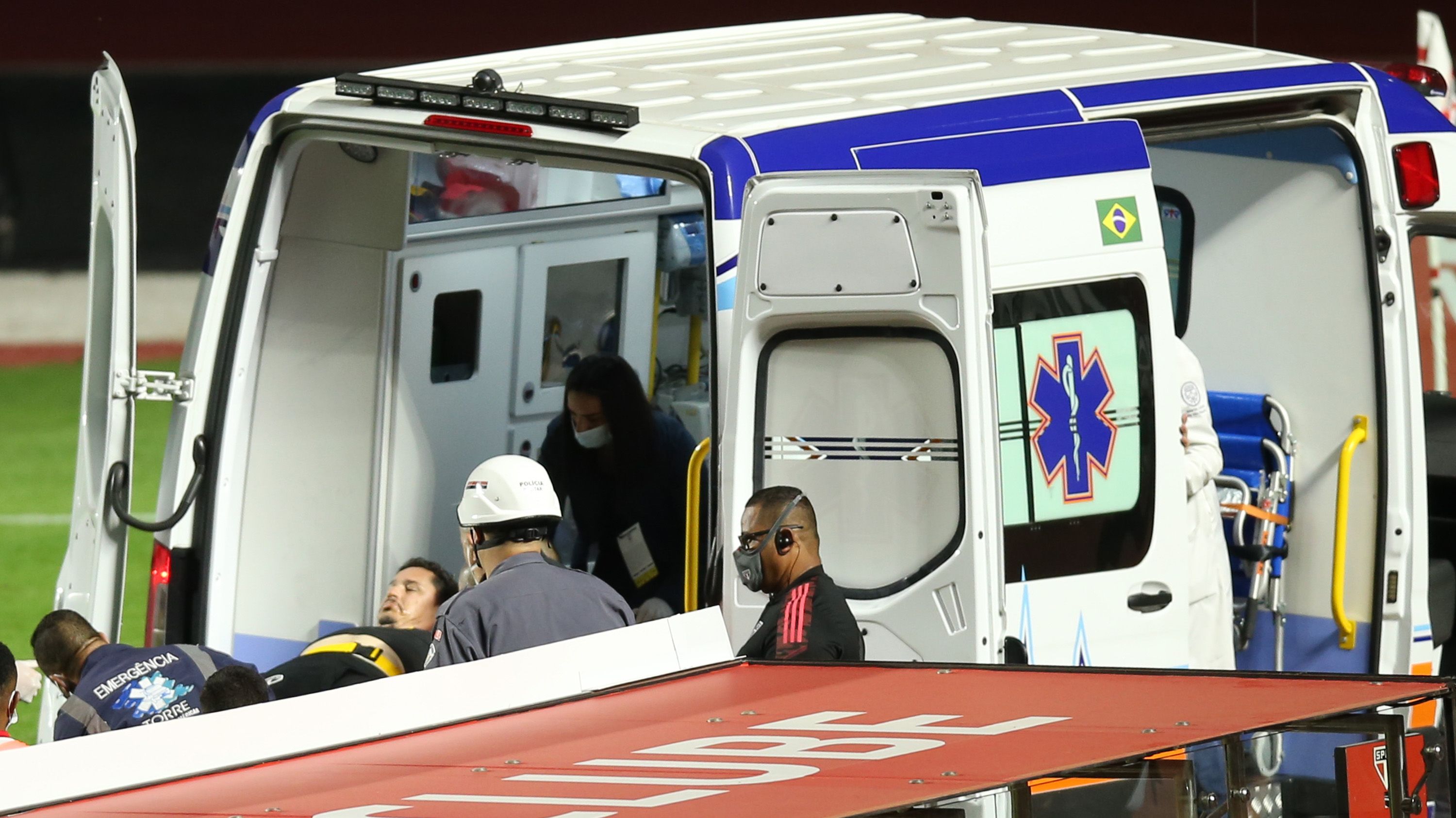 Massagista do São Paulo, Marcelinho é levado de ambulância