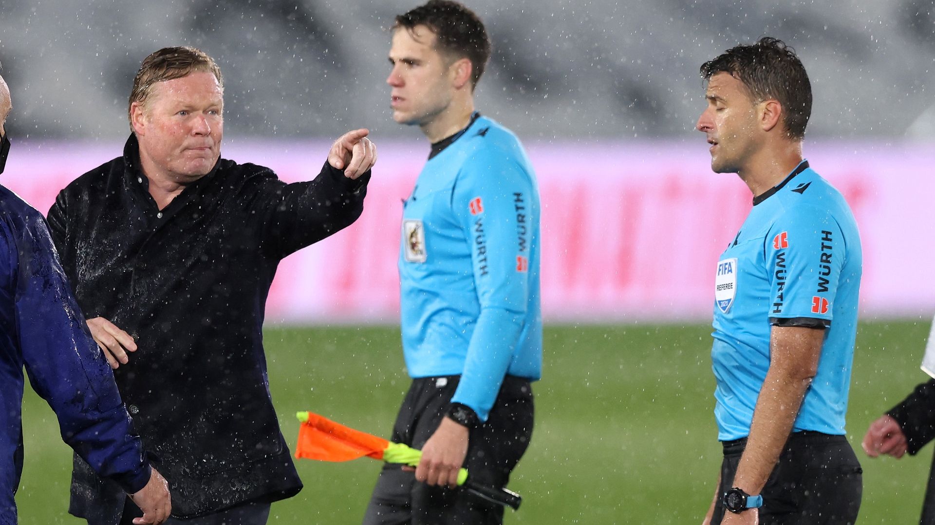 Koeman y Gil Manzano, Real Madrid vs. Barcelona