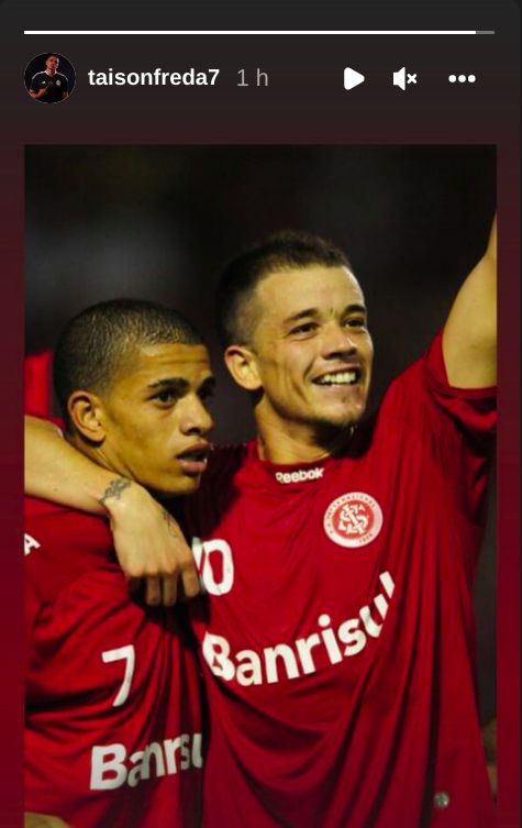 SÓ CORPO Taison posta foto com D'alessandro no Inter, 2021