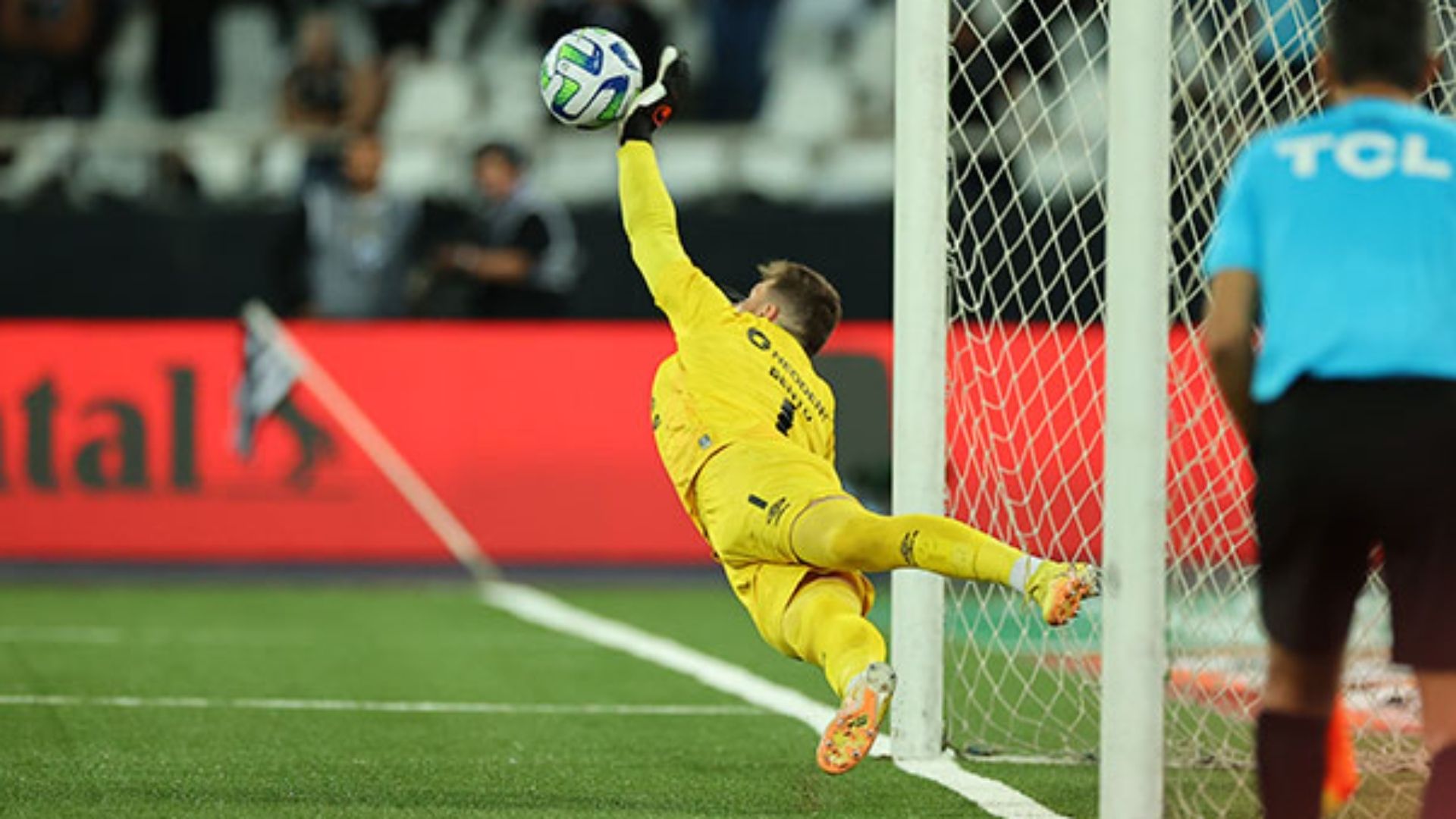 Bento pega pênalti em Botafogo x Athletico pelas quartas de final da Copa do Brasil 2023