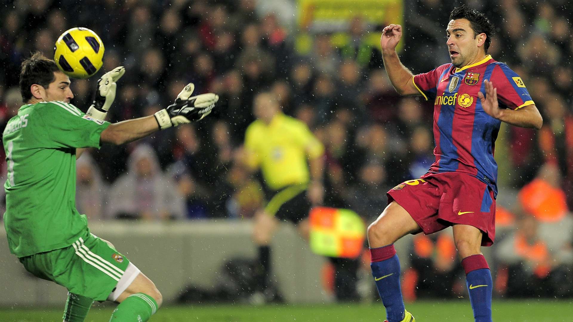 Xavi Hernandez Iker Casillas FC Barcelona v Real Madrid La Liga 11292010