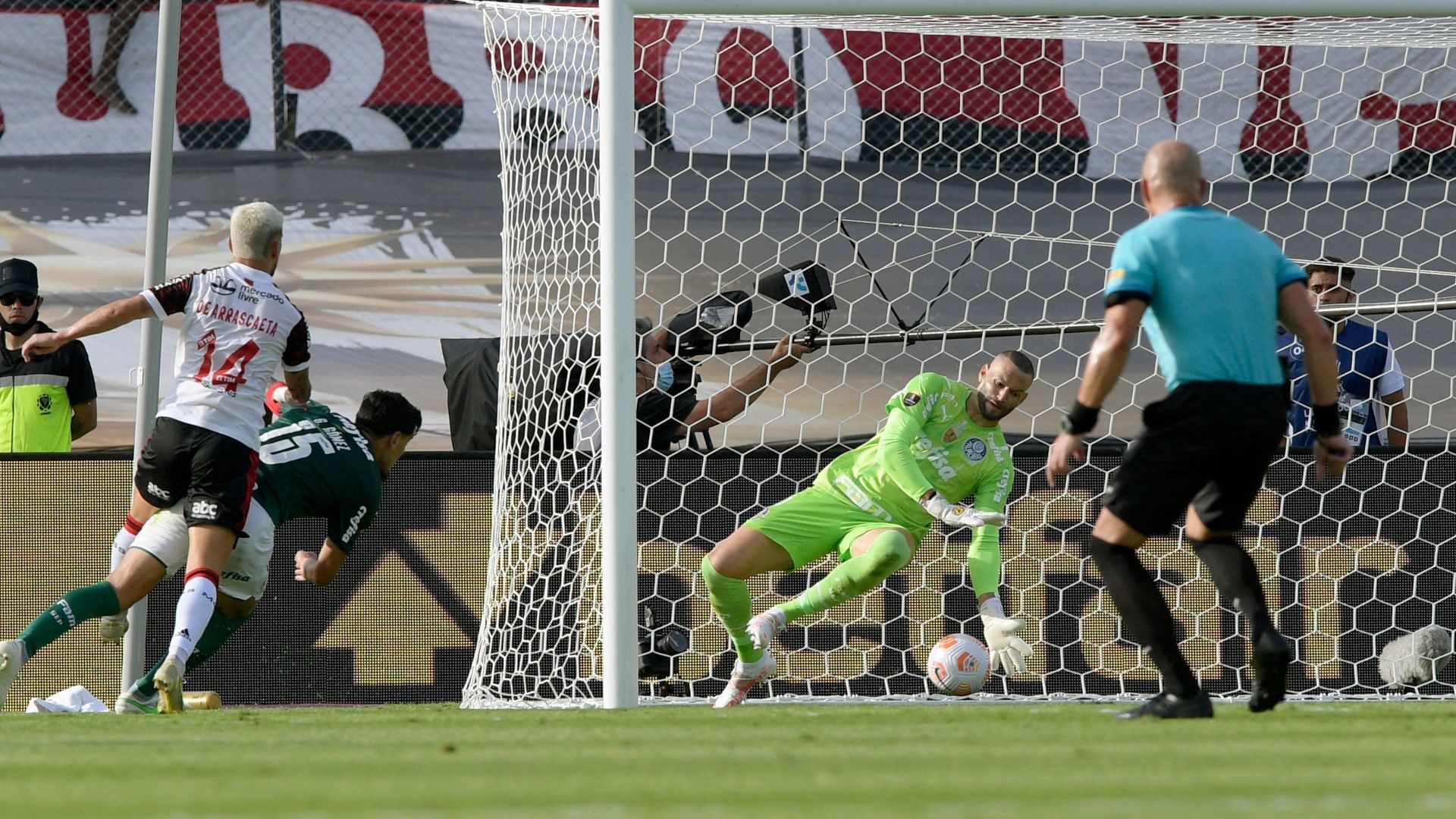 Weverton defende, Palmeiras x Flamengo, final da Copa Libertadores, 27112021