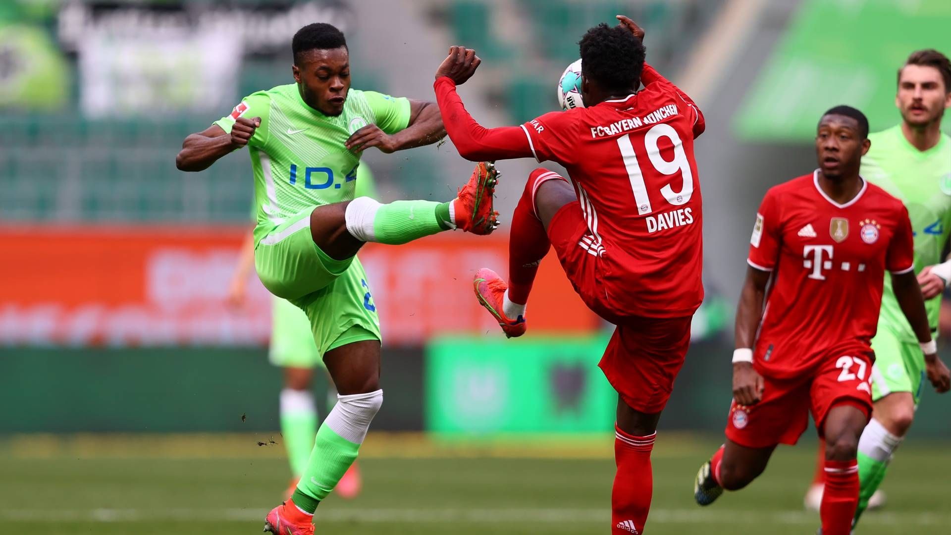 Ridle Baku Alphonso Davies VfL Wolfsburg FC Bayern München