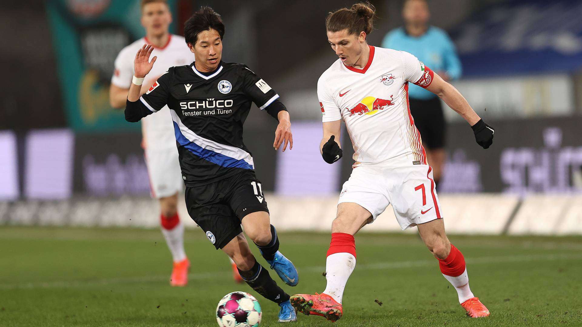Masaya Okugawa Marcel Sabitzer Arminia Bielefeld RB Leipzig Zweikampf