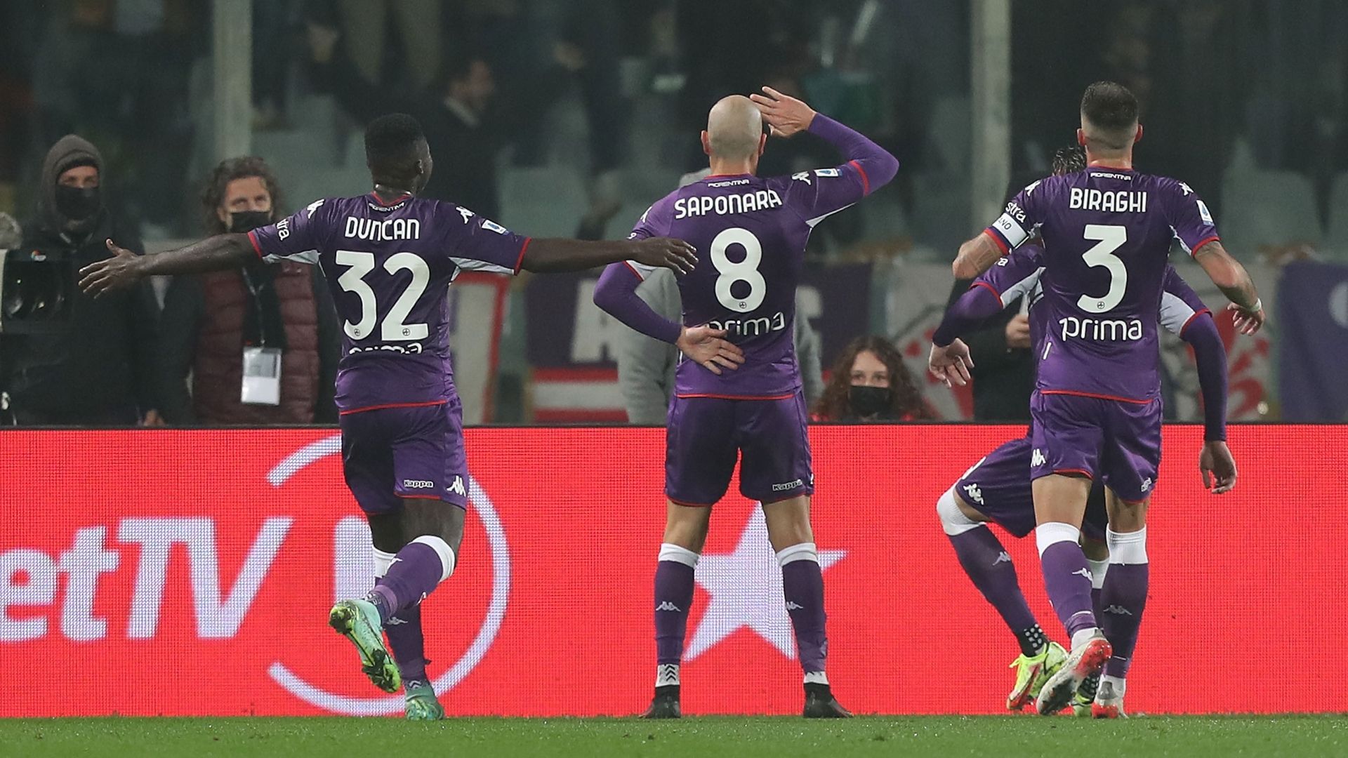 Saponara celebrating Fiorentina Milan