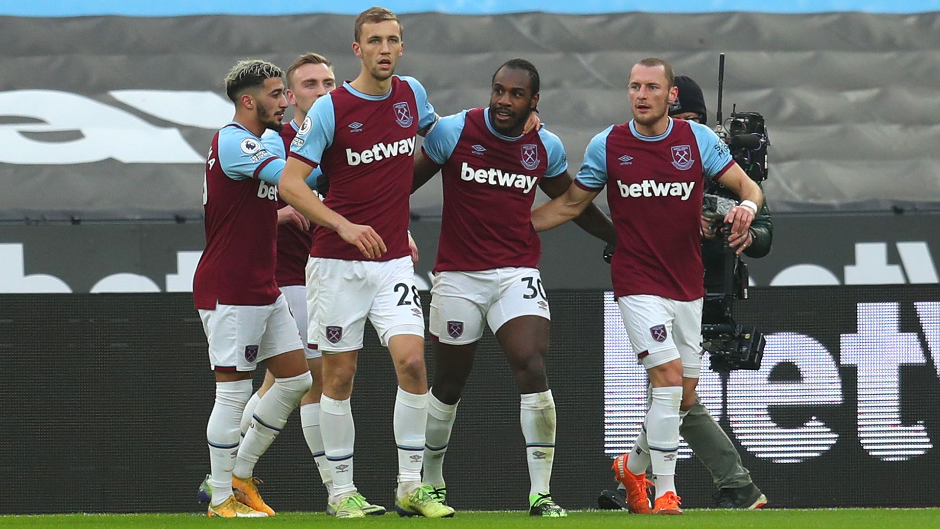 West Ham celebrating 2020-21