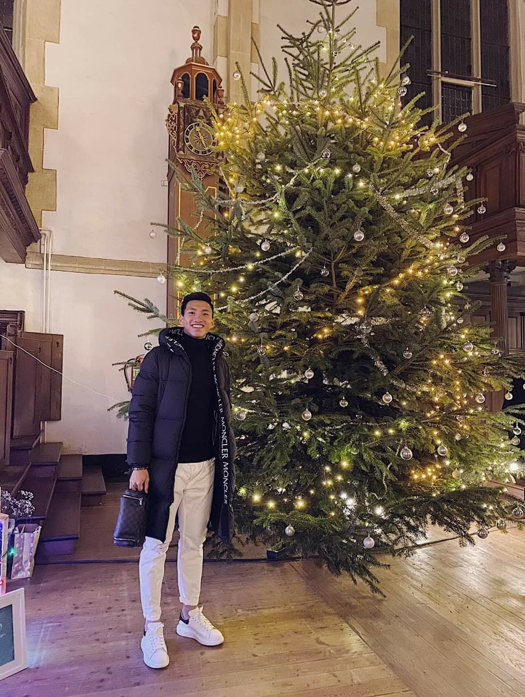 Vietnamese football players give the best wishes to their fans