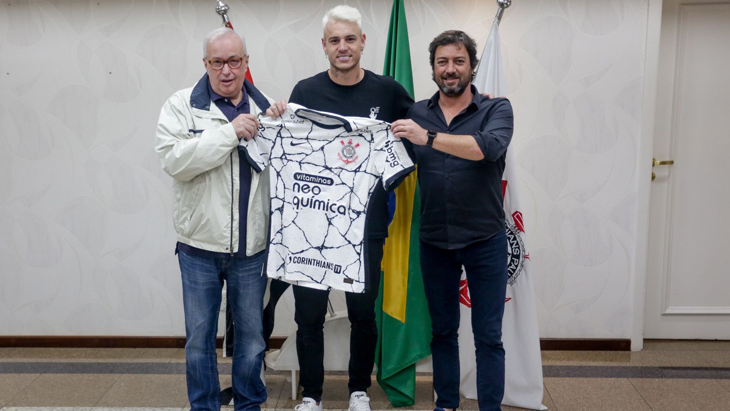 Roger Guedes é anunciado pelo Corinthians