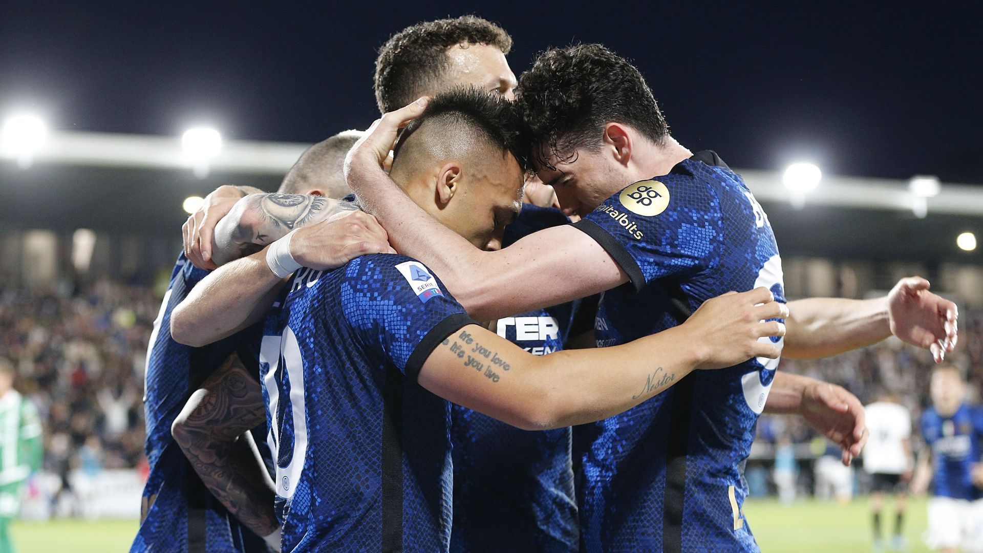 Inter players celebrating Spezia Inter Serie A