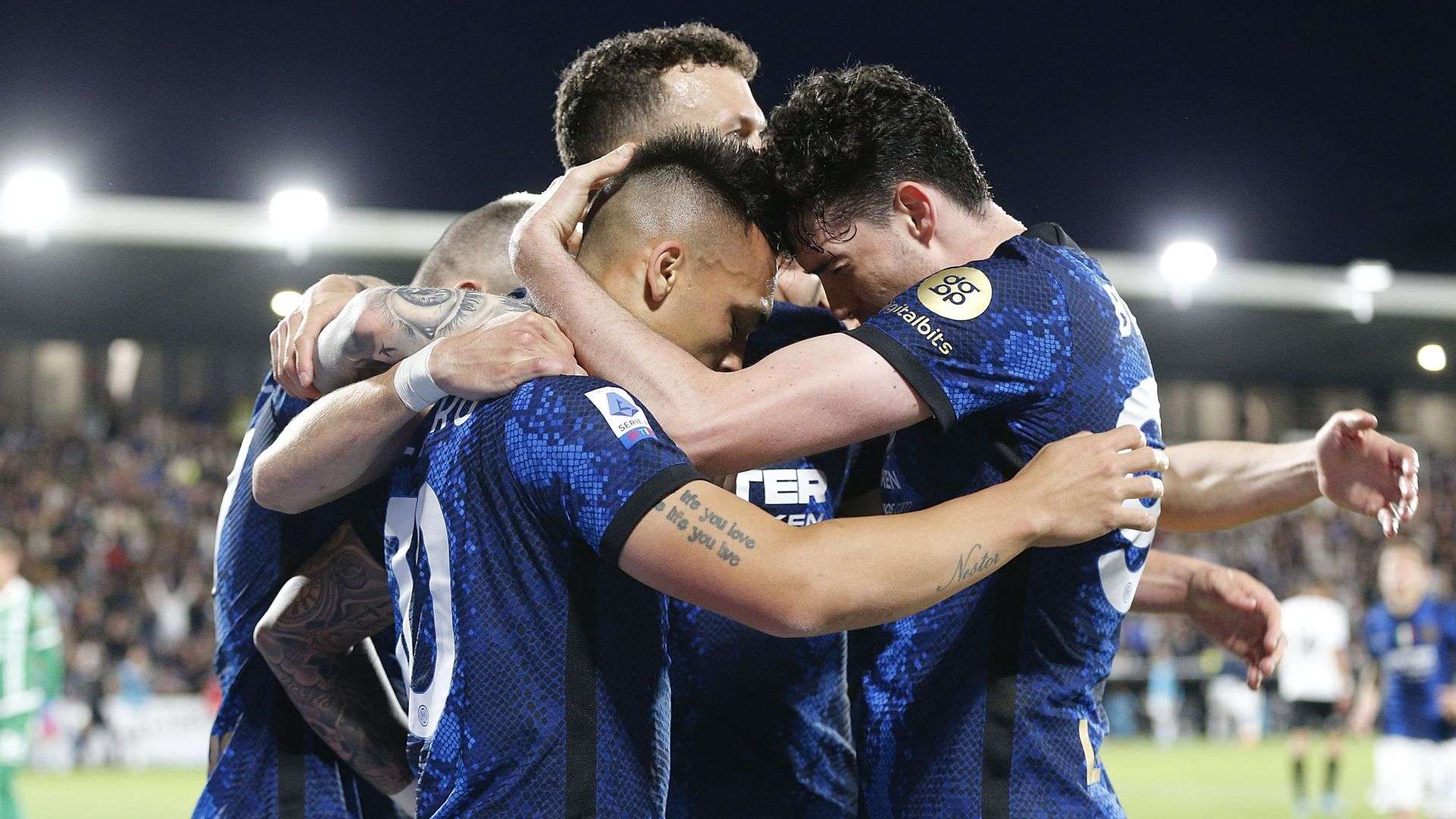 Inter players celebrating Spezia Inter Serie A