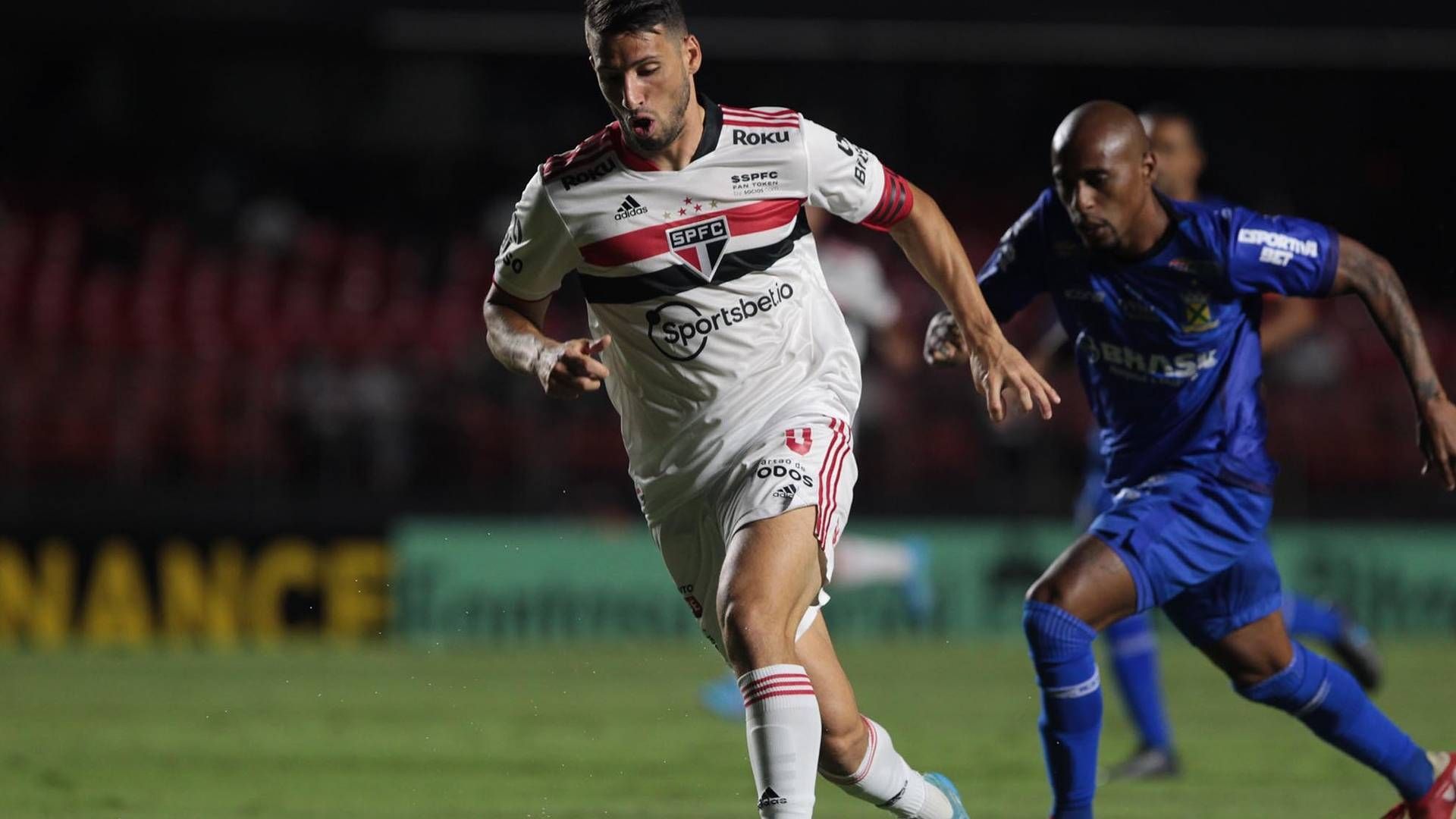 Calleri em ação na partida contra o Santo André