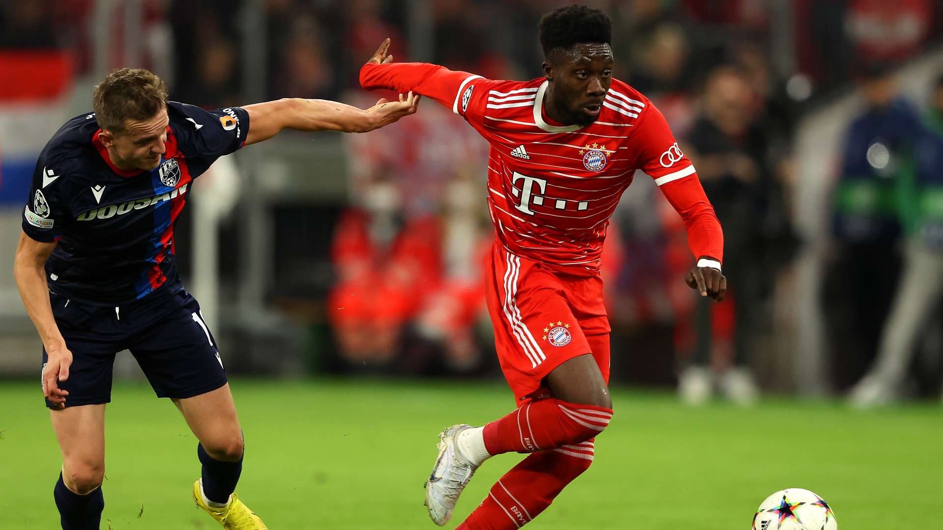 Alphonso Davies Jan Kopic FC Bayern Viktoria Pilsen 2022