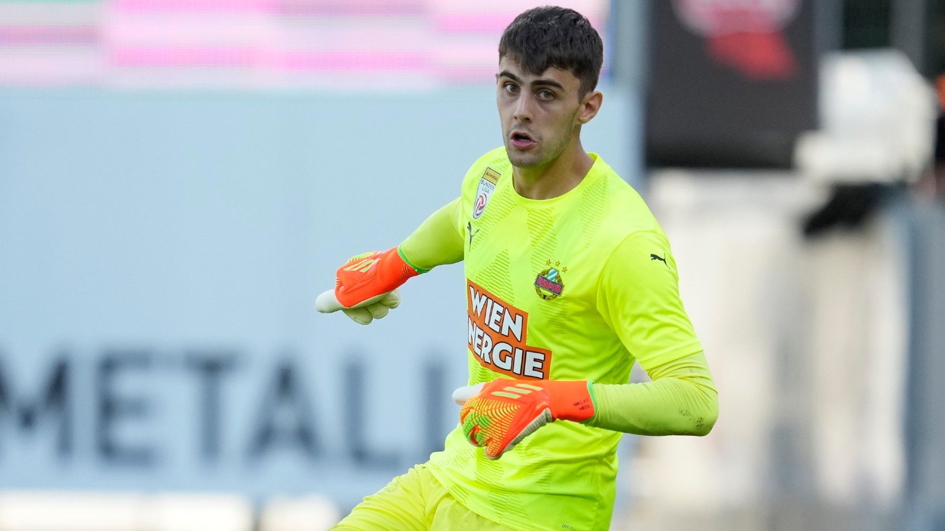 Niklas Hedl of Rapid shoots the ball