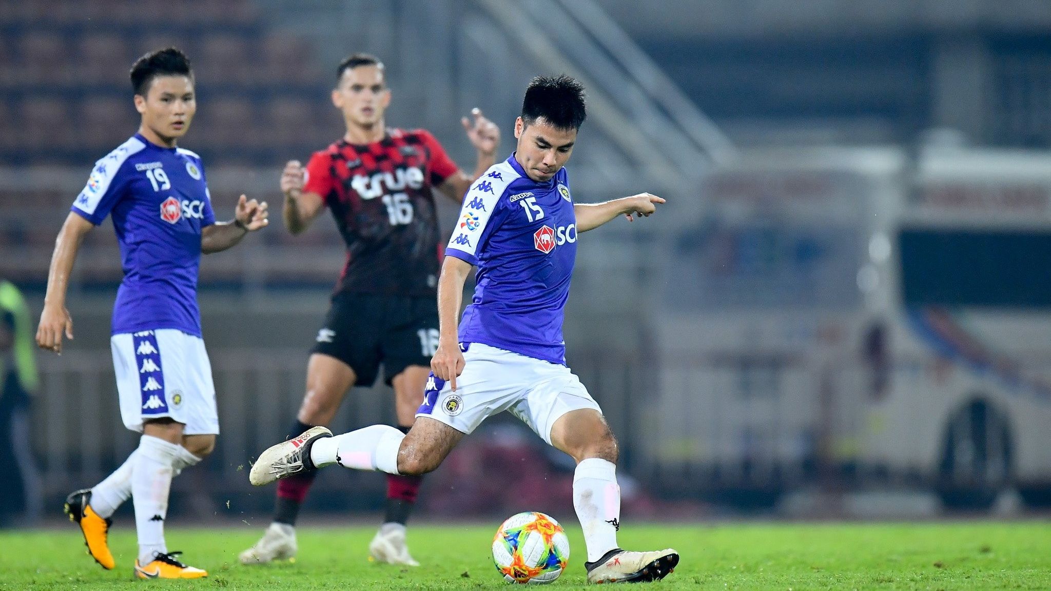 Đức Huy sang Thái Lan. Đức Huy rời CLB Hà Nội. Chonburi chào mời Phạm Đức Huy. Pham Đức Huy được CLB Thái Lan chào mời. Cầu thủ Việt Nam được CLB Thái Lan chào mời. Tiết lộ thu nhập khủng mà Chonburi chào mời Phạm Đức Huy. Đội tuyển Việt Nam. HLV Park Hang-seo. Chuyển nhượng V.League. Hà Nội FC. Chonburi. V.League. Thai League. Phạm Đức Huy. Tiền vệ Phạm Đức Huy. Kết quả bóng đá. Trực tiếp bóng đá. Chuyển nhượng. Tin chuyển nhượng.