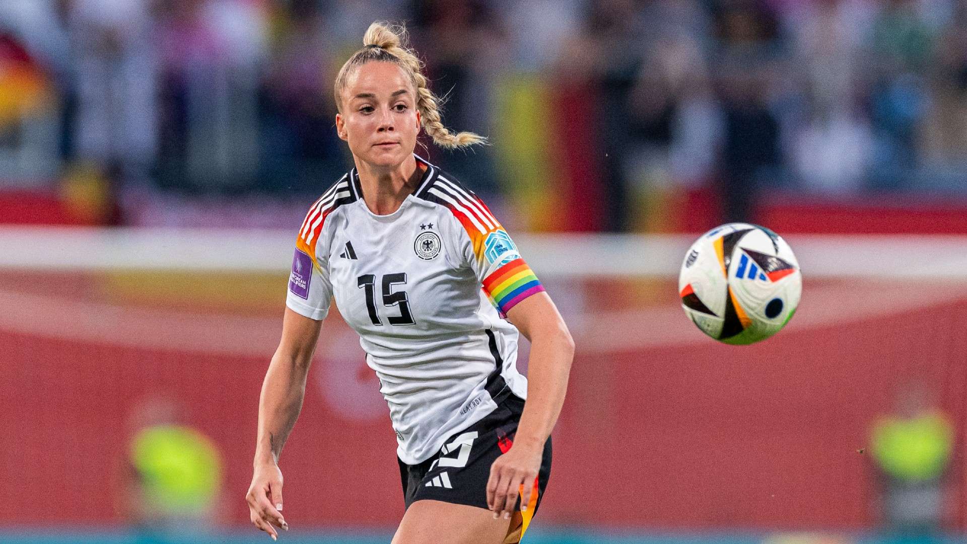Giulia Gwinn of Germany controls the ball