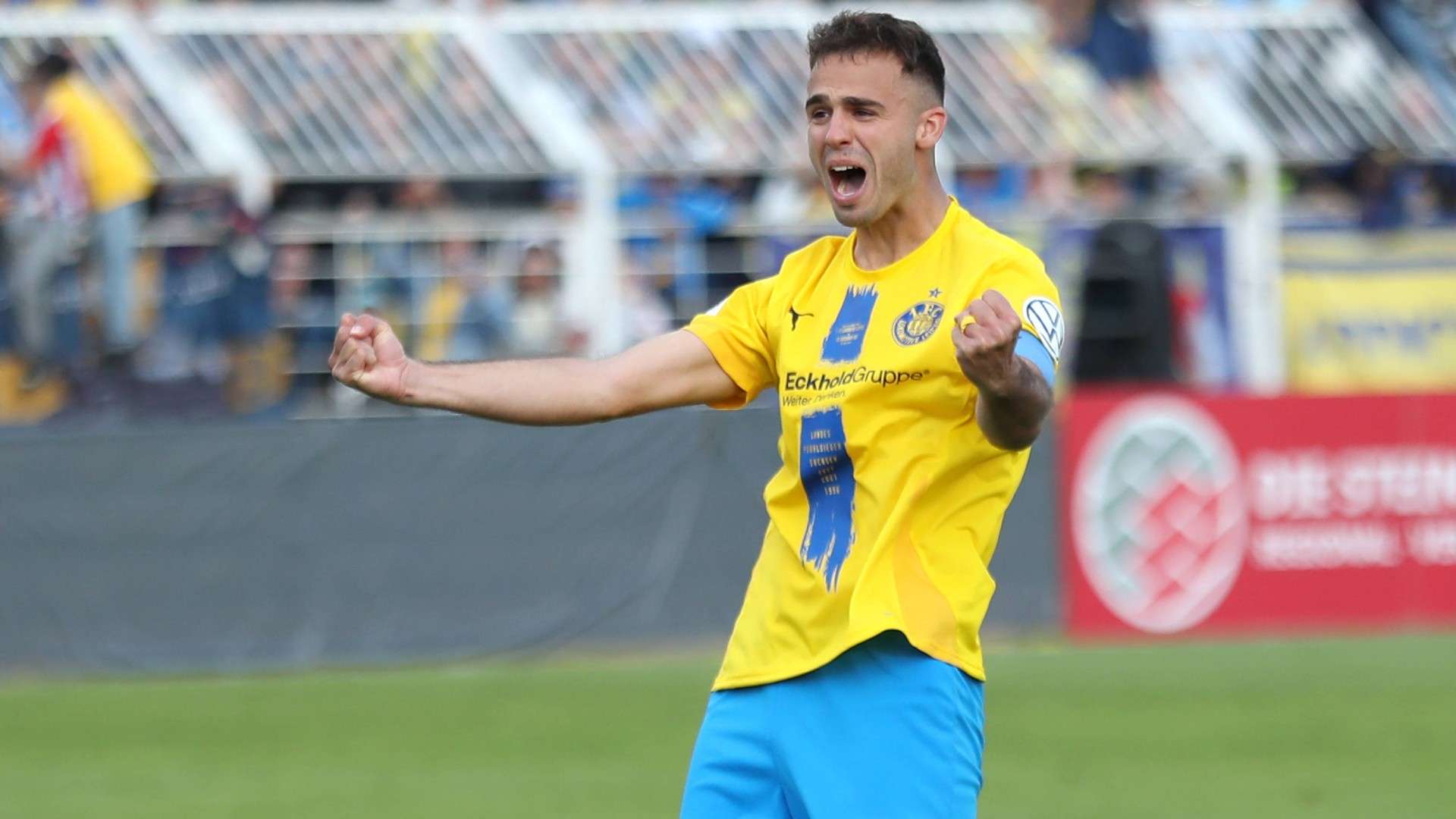 Farid Abderrahmane 8, Lok Leipzig with cheering pose
