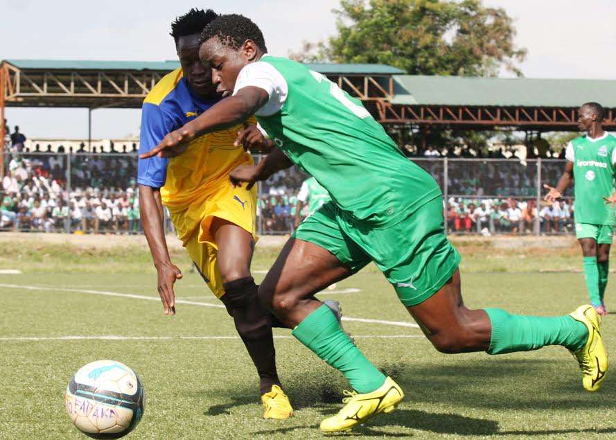 Gor Mahia defender Erick Ouma v a Sofapaka player
