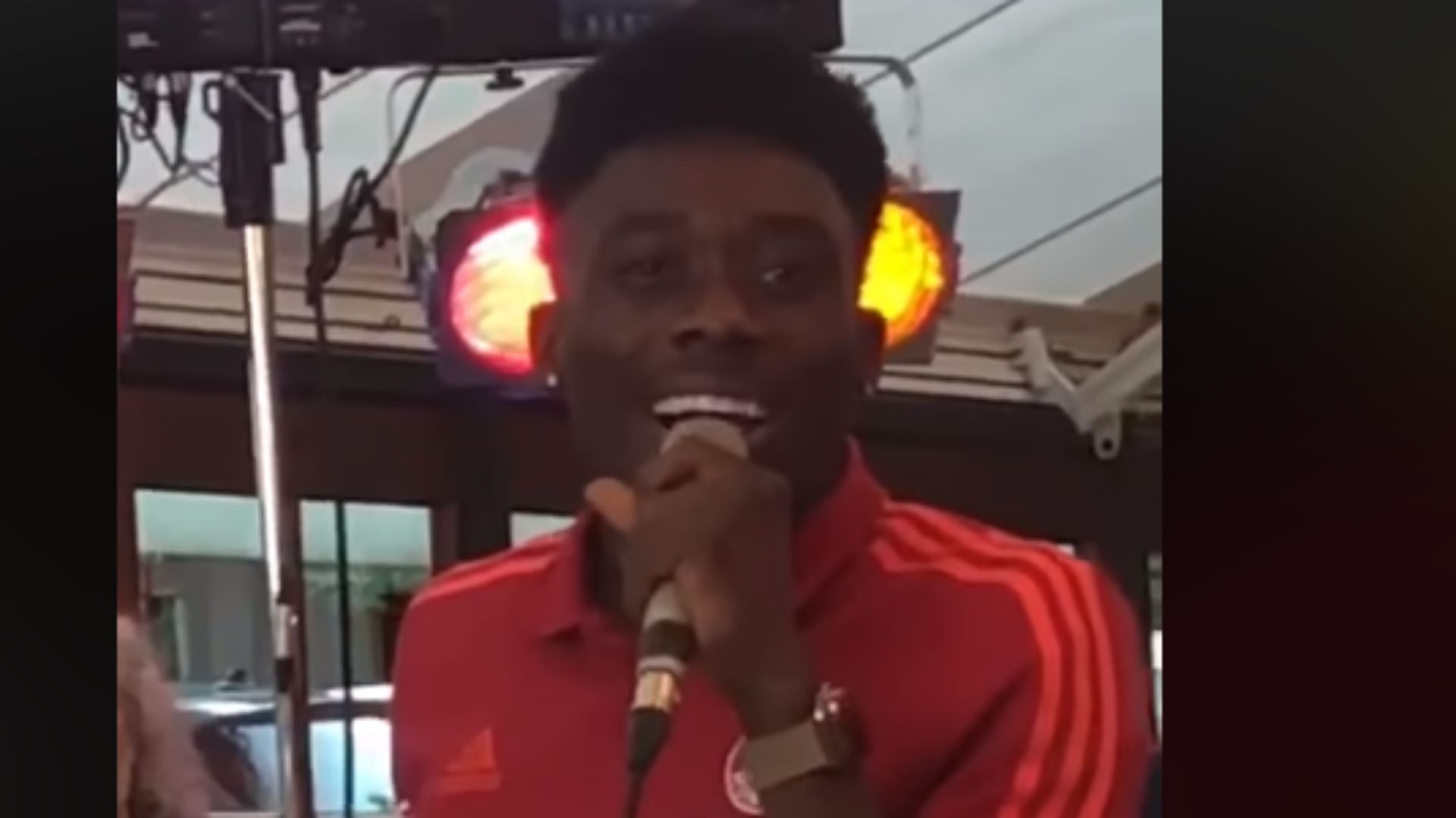 Alphonse Davies FC Bayern Sings