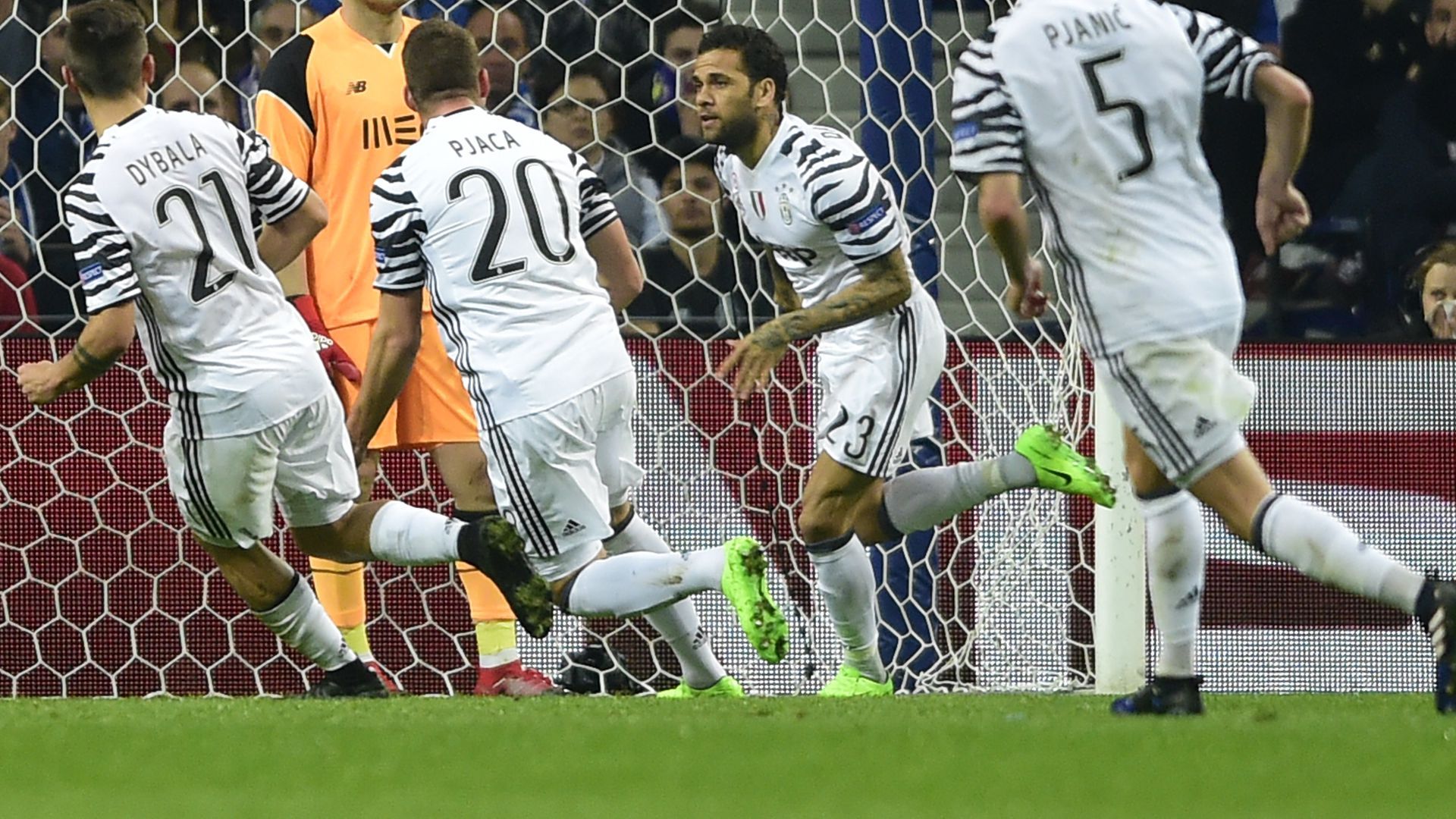 Dani Alves Porto Juventus Champions League