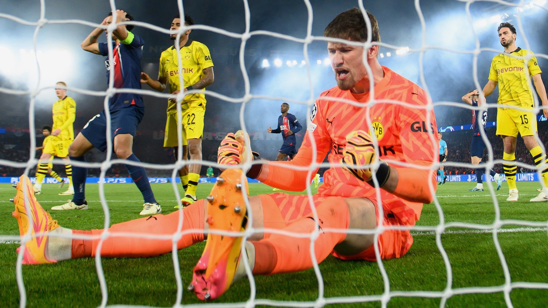 Gregor Kobel Borussia Dortmund PSG Champions League 2023-24