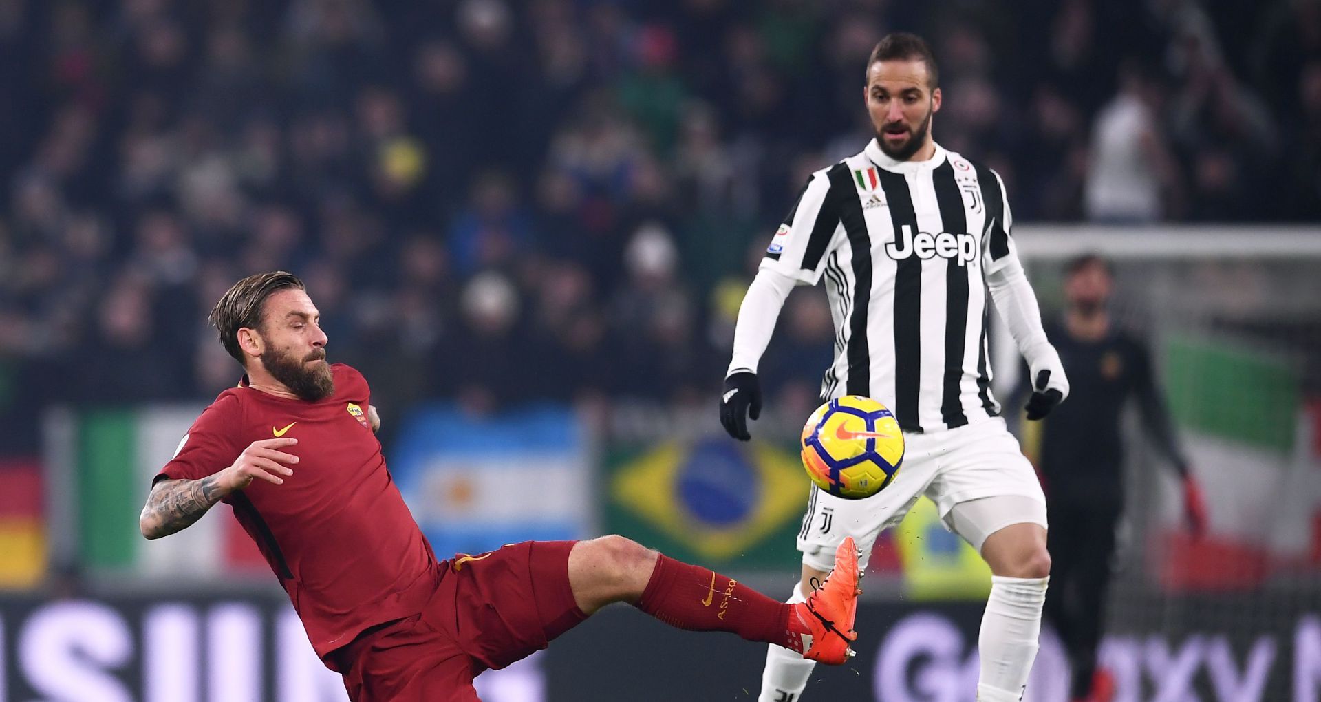 Gonzalo Higuain Daniele De Rossi Juventus Roma Serie A