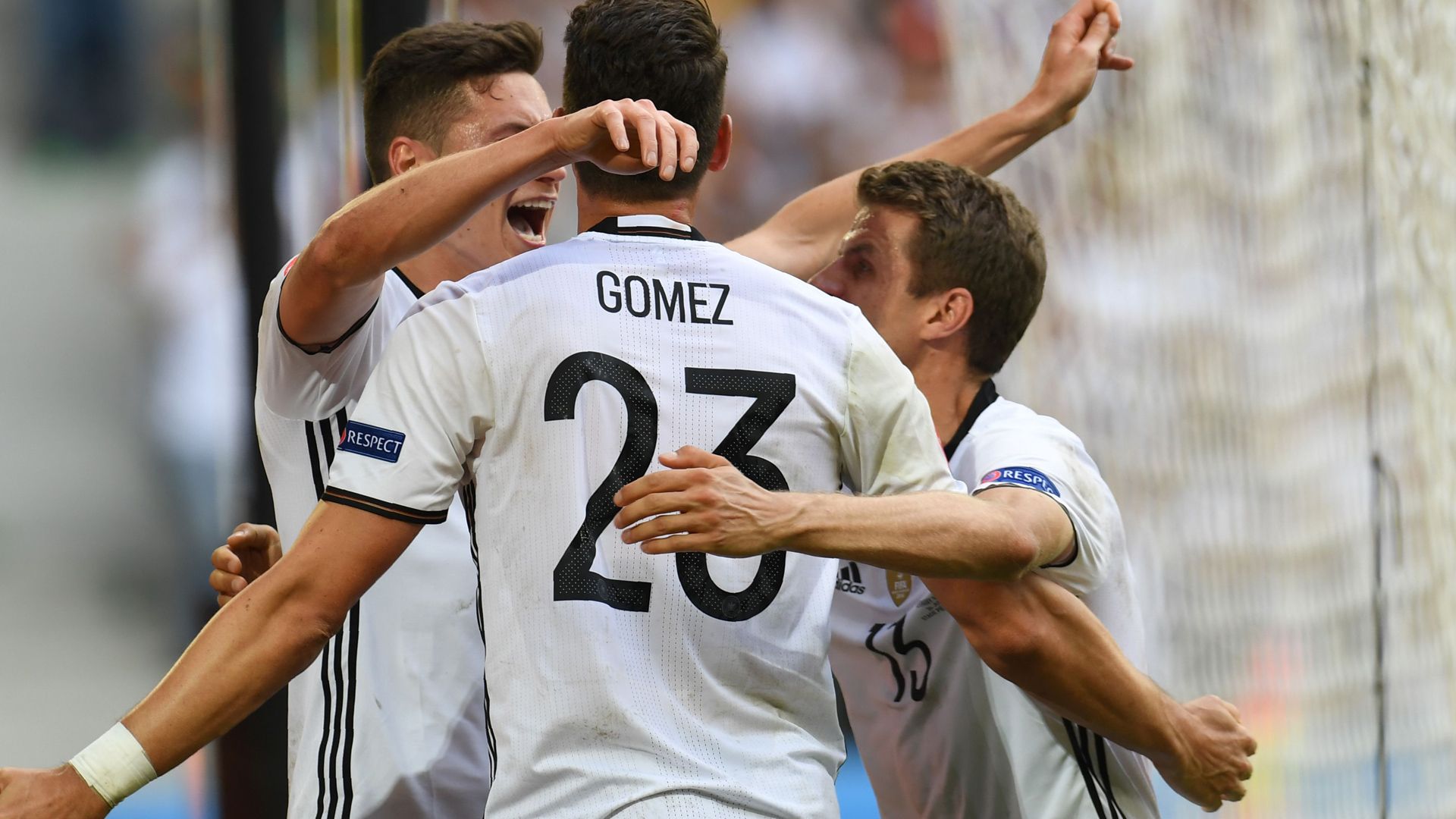 Mario Gomez Thomas Müller 06262016