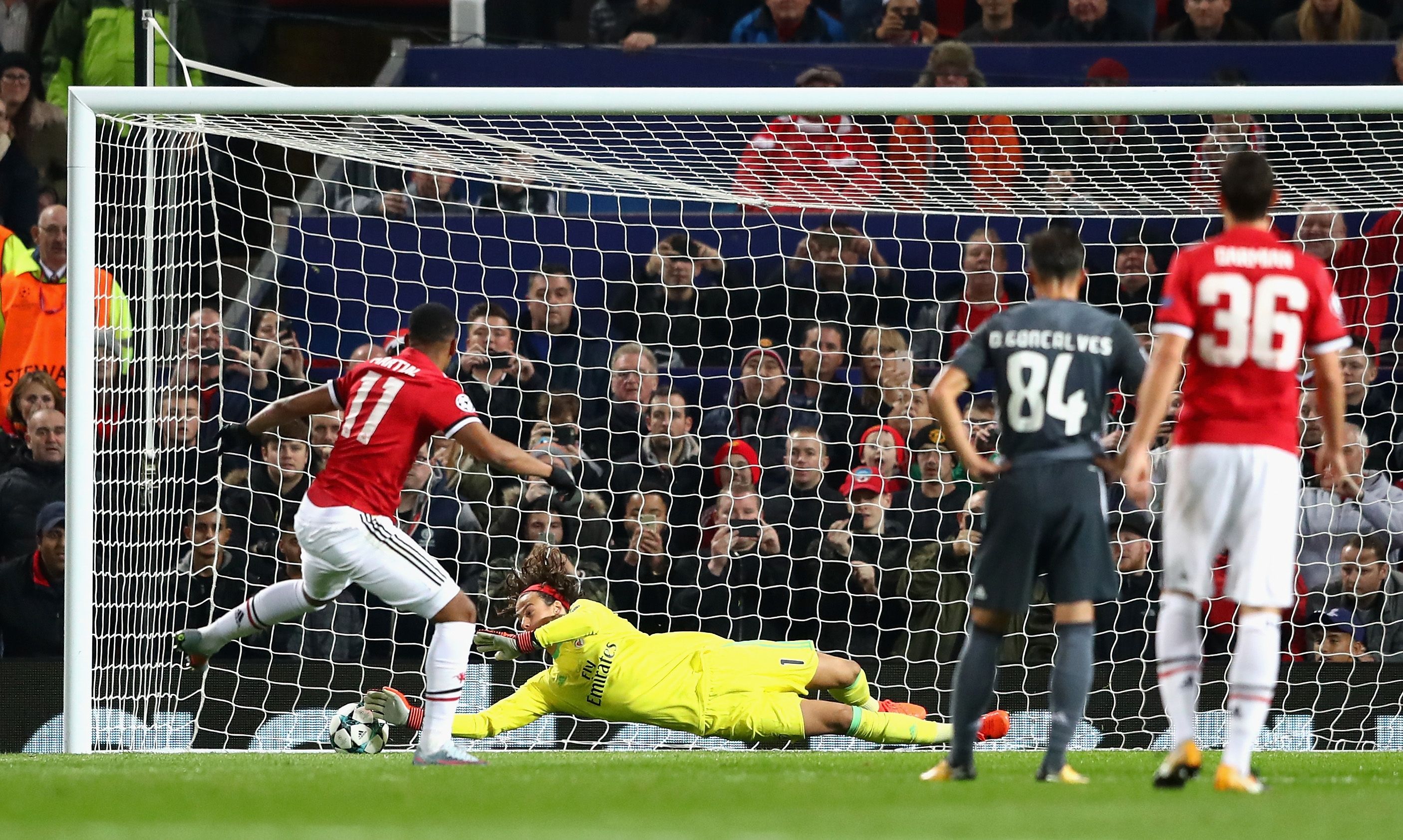 Mile Svilar, Benfica