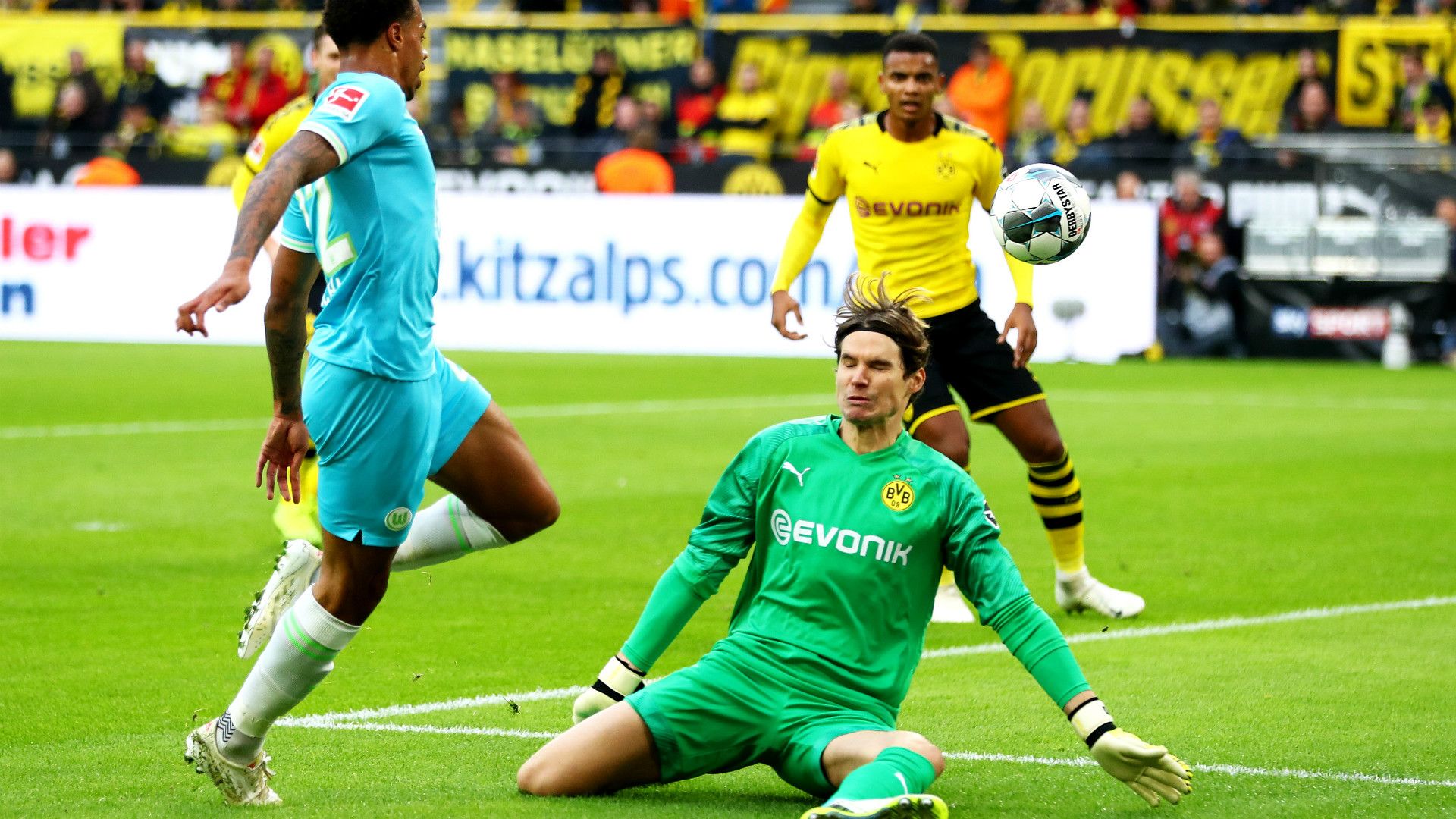 LUKAS NMECHA WOLFSBURG MARWIN HITZ BORUSSIA DORTMUND BUNDESLIGA 02112019