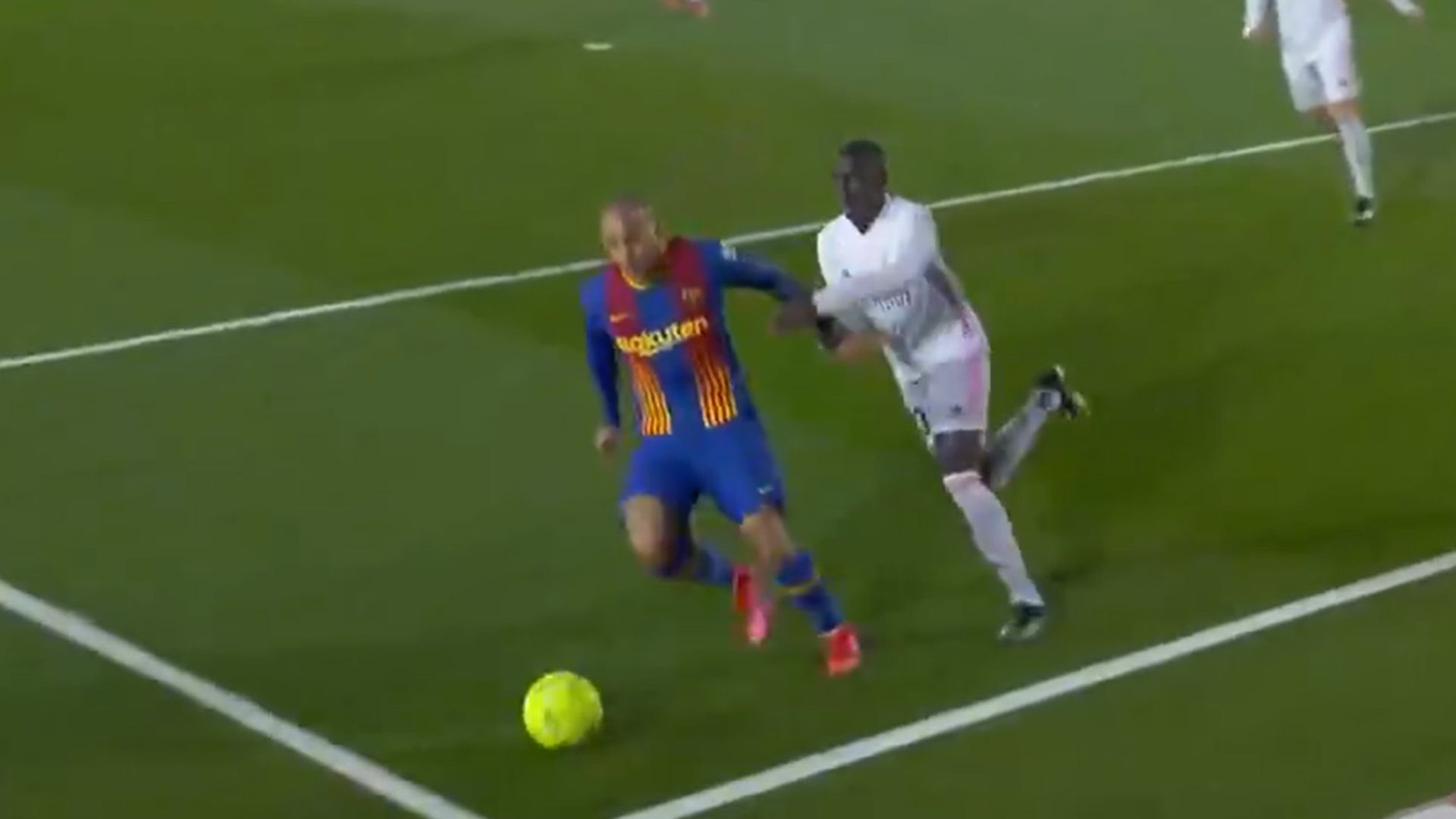 Penalti reclamado del Barcelona ante el Real Madrid