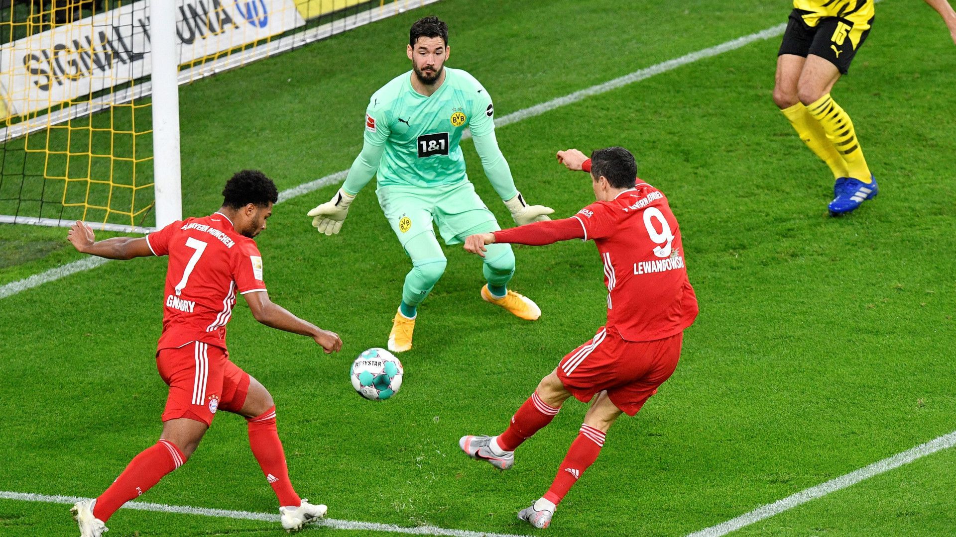 Roman Bürki Dortmund Bayern 112020