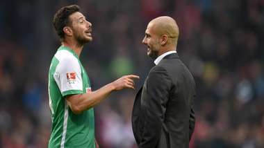 GERMANY ONLY Claudio Pizarro Pep Guardiola Werder Bremen Bayern München