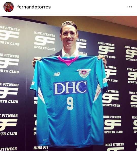 페르난도 토레스가 자신의 사간도스 유니폼을 들고 있다. 사진=토레스 인스타그램
