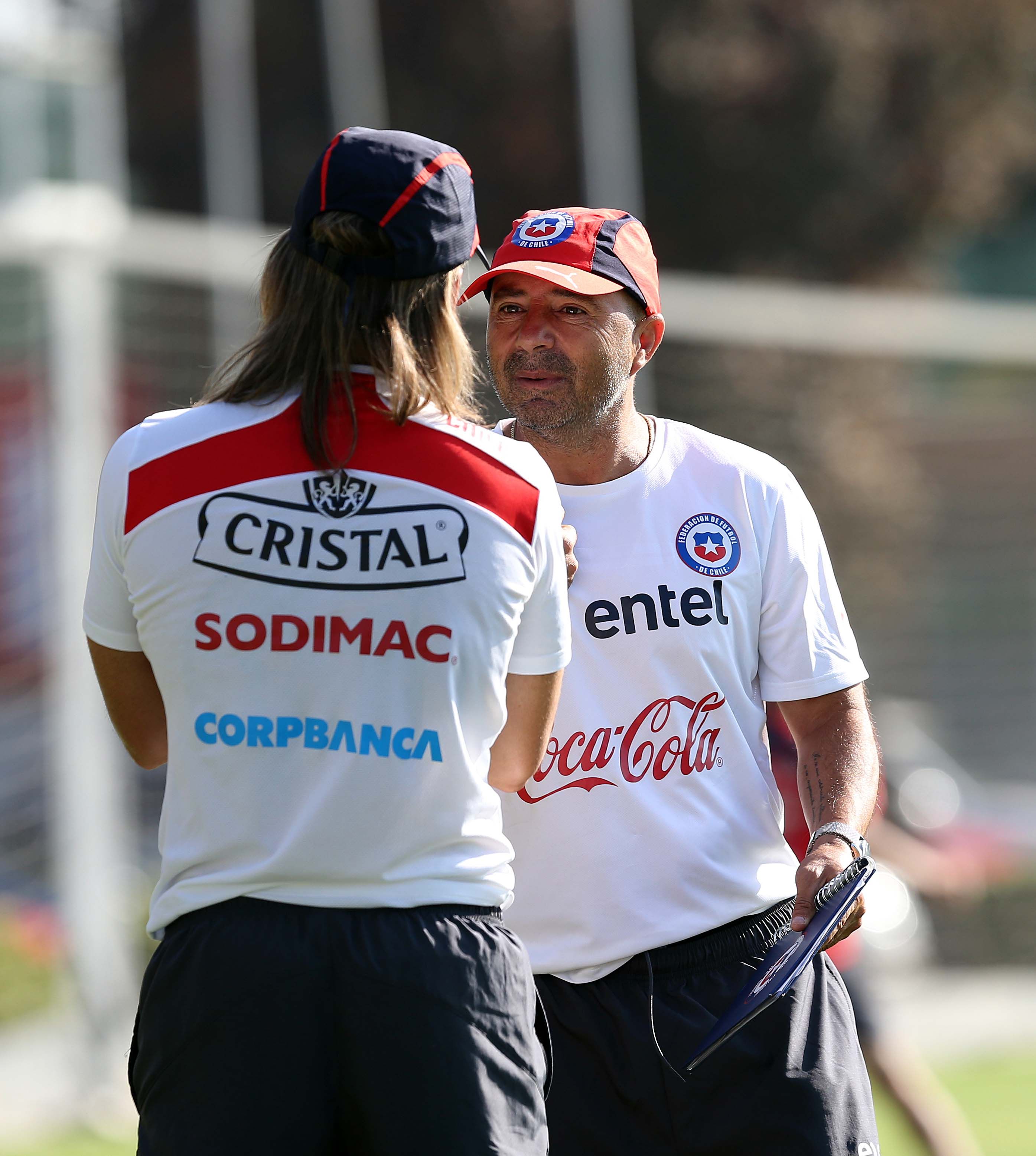 Jorge Sampaoli conversa con Sebastián Beccacece.