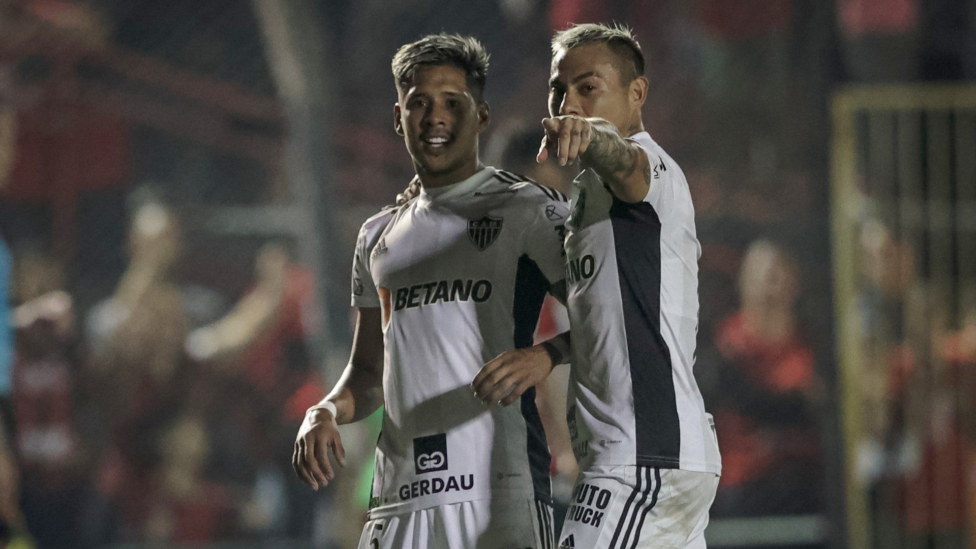 Zaracho e Vargas comemoram gol em Brasil de Pelotas x Atlético-MG, pela terceira fase da Copa do Brasil, 26/04/2023