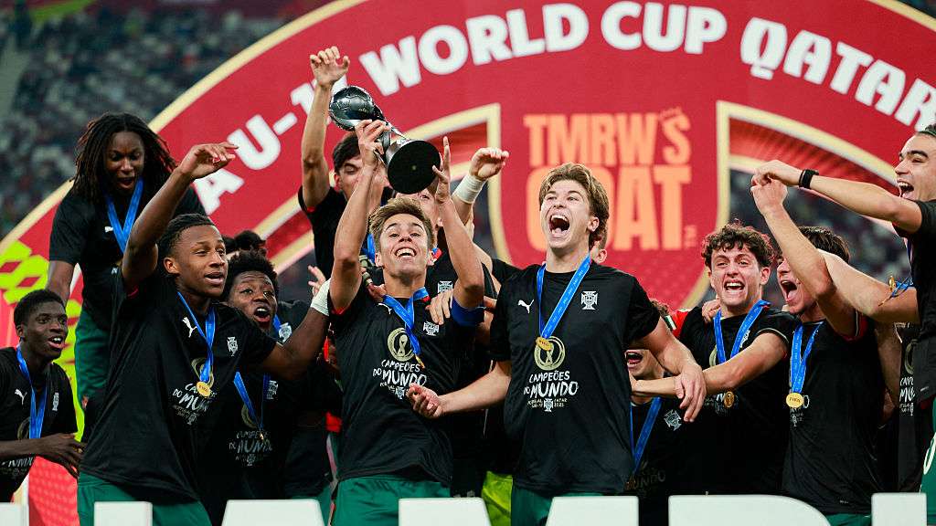 Portugal U17 team with 2025 FIFA U17 World Cup Trophy