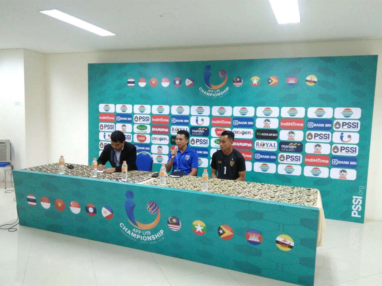 Ithsara Sritharo (tengah) & Nopphon Lakhonphon (kanan) - Pelatih & Kiper Thailand U-19
