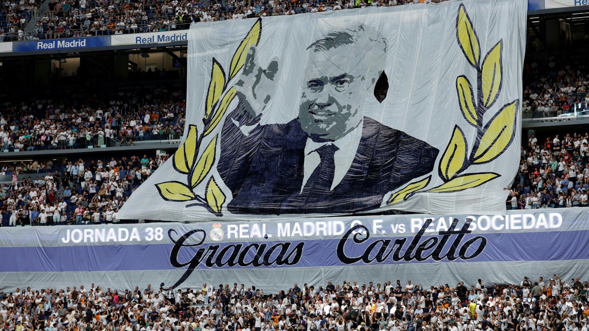 Die Real-Fans verabschieden Carlo Ancelotti (© AFP/SID/OSCAR DEL POZO)