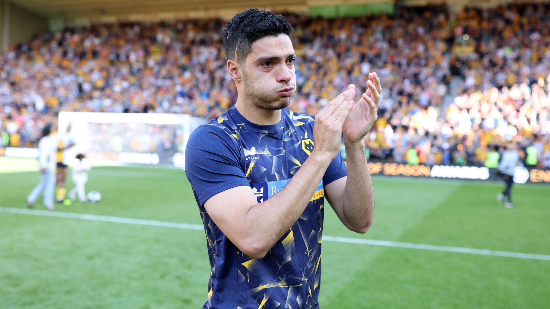 Raúl Jiménez se despide de la afición del Wolves