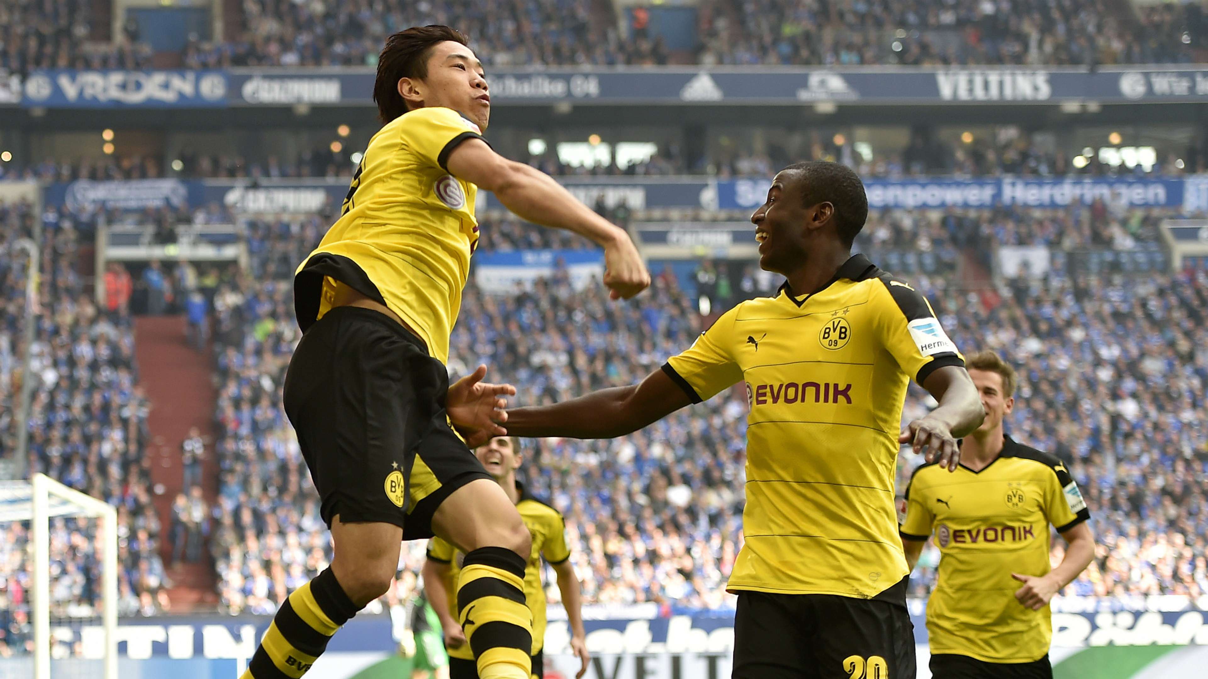 Shinji Kagawa FC Schalke 04 v Borussia Dortmund - Bundesliga 04102016