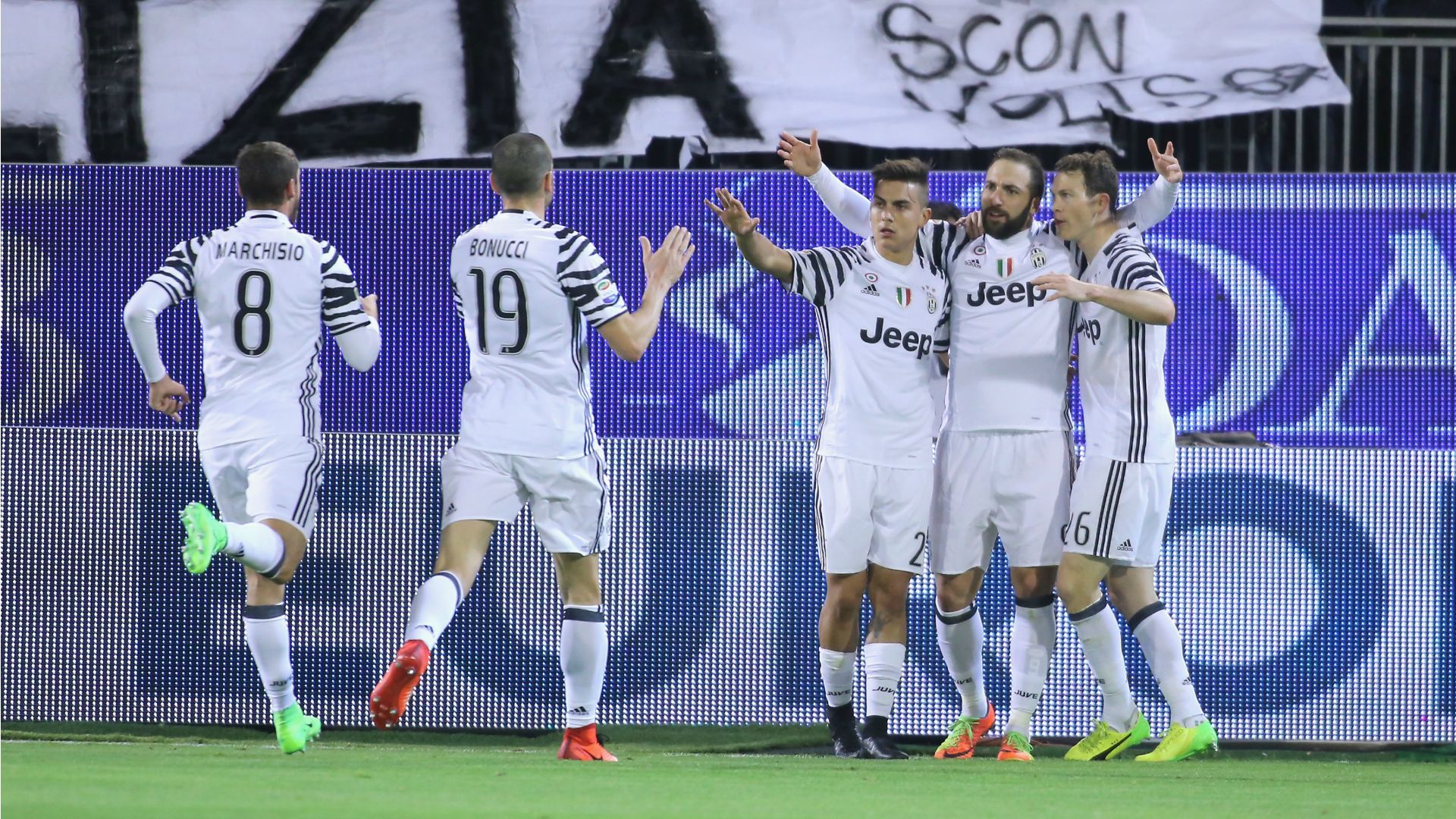 Juventus players celebrating against Cagliari Serie A 12022017