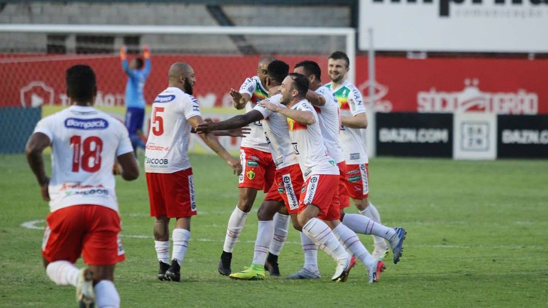 Jogadores do Brusque comemoram vitória