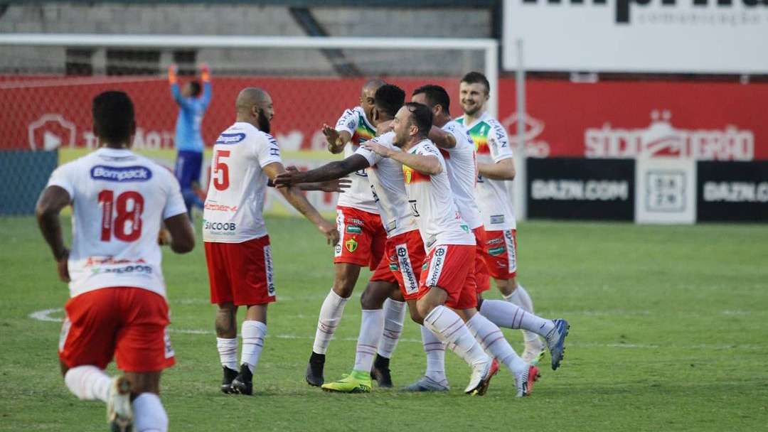 Jogadores do Brusque comemoram vitória