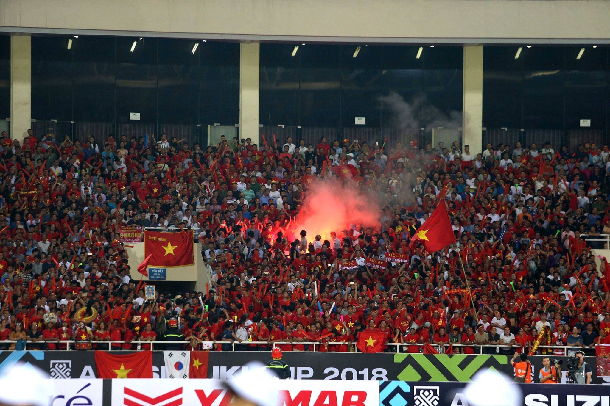 Pháo sáng trận Việt Nam vs Malaysia AFF Cup