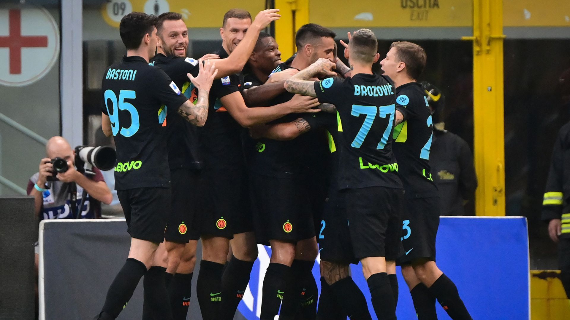 Inter players celebrating Inter Bologna Serie A