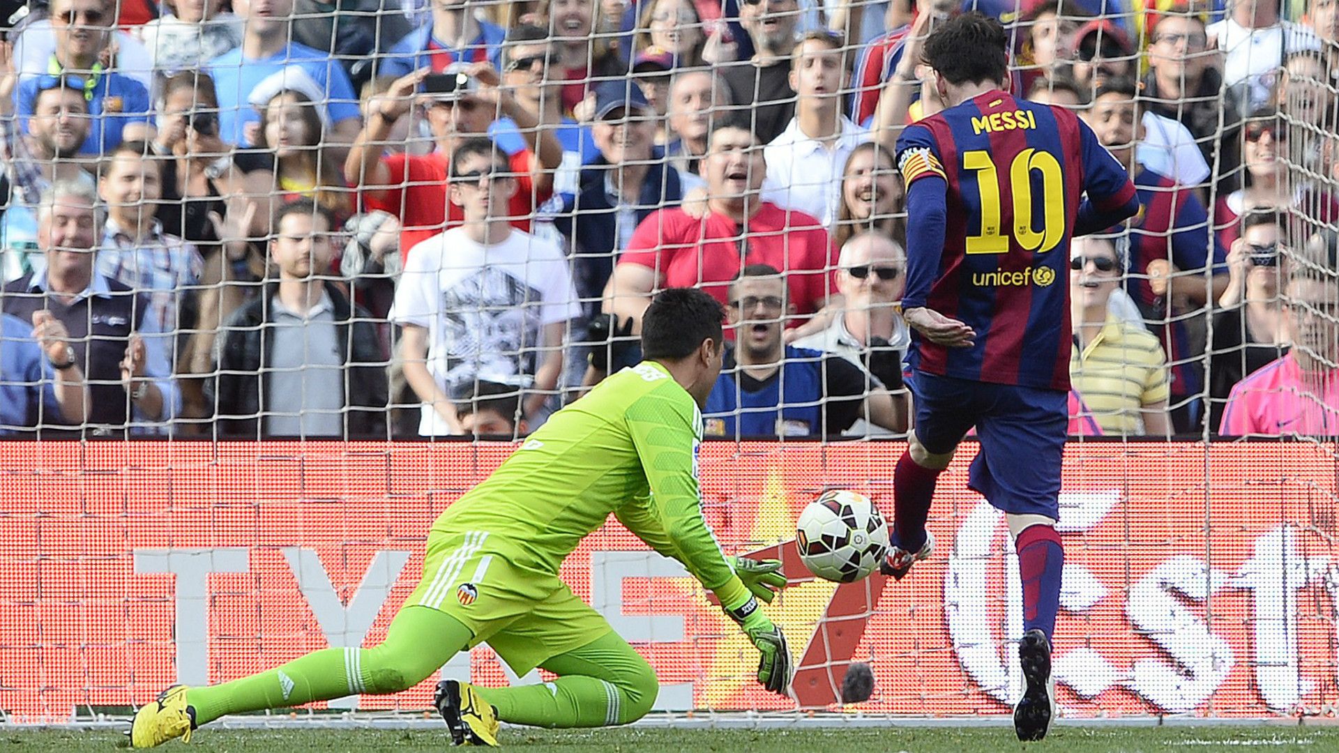 Lionel Messi Diego Alves Barcelona Valencia La Liga 18042015